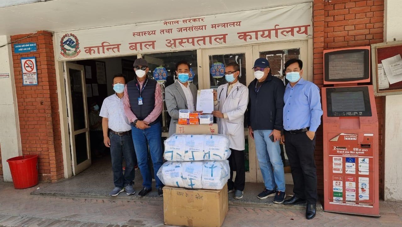 नेपाल चेम्बरद्वारा ६ सरकारी अस्पताललाई अत्यावश्यक स्वास्थ्य सामग्री सहयोग