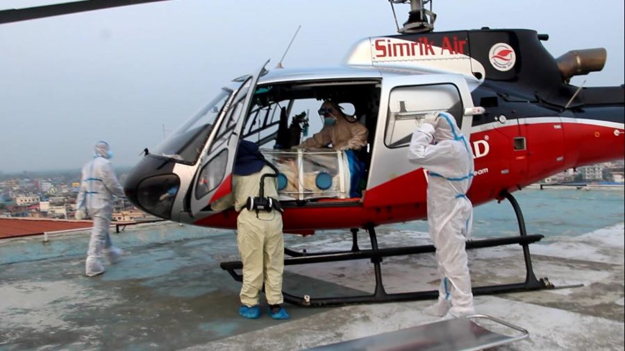 काठमाडौँका कोरोना संक्रमितलाई हेलिकप्टरबाट झापा लगियो, दुर्गा प्रसाईंको बिएण्डसीमा उपचार
