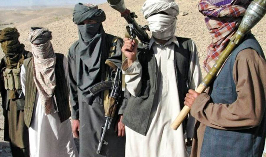 अफगानिस्तान कब्जा गर्दै तालिबान लडाकु, सेनापति बर्खास्त