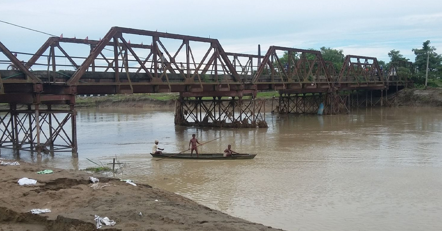 भारतको मीरगञ्ज पुल भत्किँदा पूर्व नेपाल ठप्प, मरमत गर्न व्यवसायीको माग