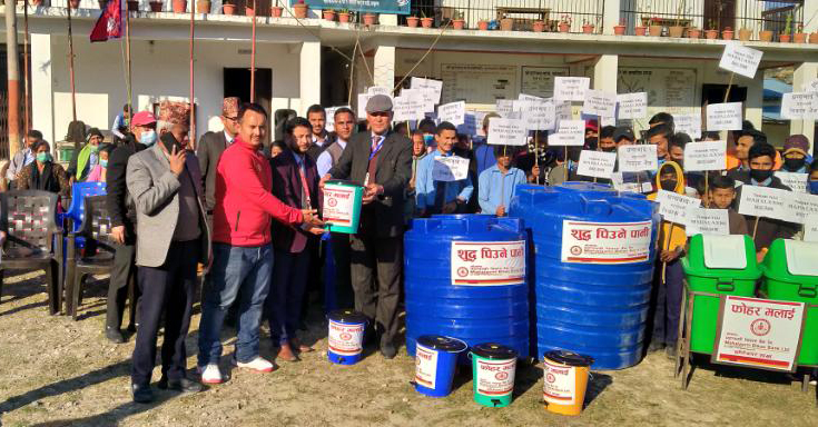 महालक्ष्मी विकास बैंकद्वारा विद्यालयलाई पानी ट्याङ्की र डस्टविन सहयोग