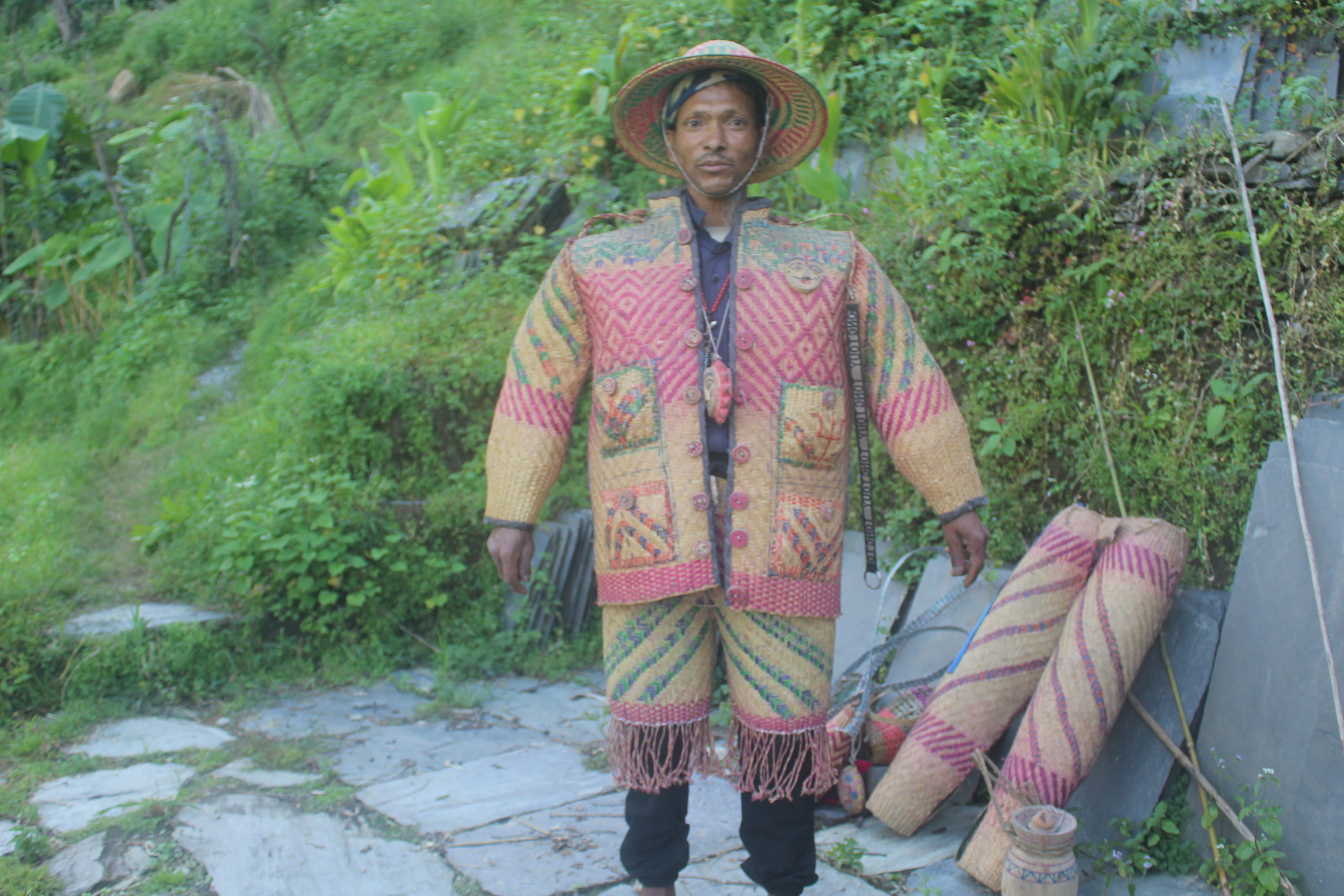 चोयाका पोशाक प्रदर्शन गरी जीविकोपार्जन गर्दै भरीबहादुर