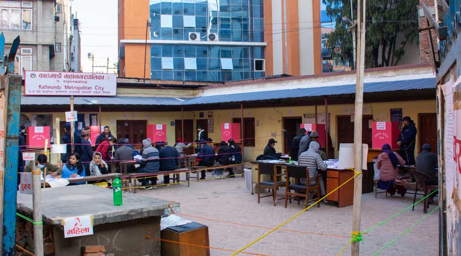 आइतबार बिहान काठमाडौंका मतदान केन्द्र तथा सडक (फाेटाे फिचर)