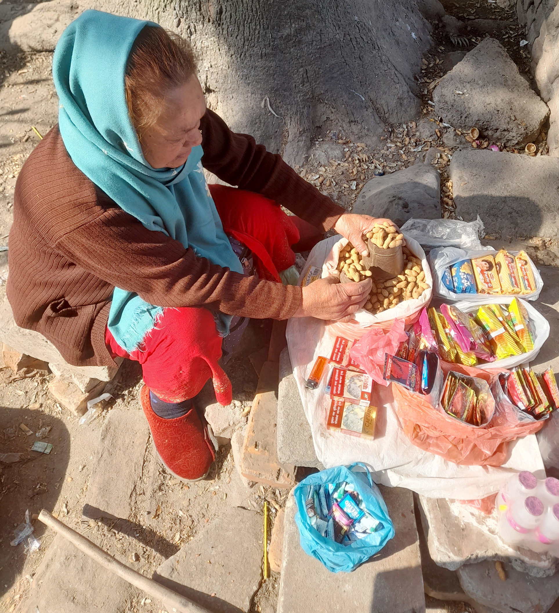 ‘६५ वर्षीय नानीमाया बदाम व्यापार गरेर मासिक १५ हजार कमाउदै