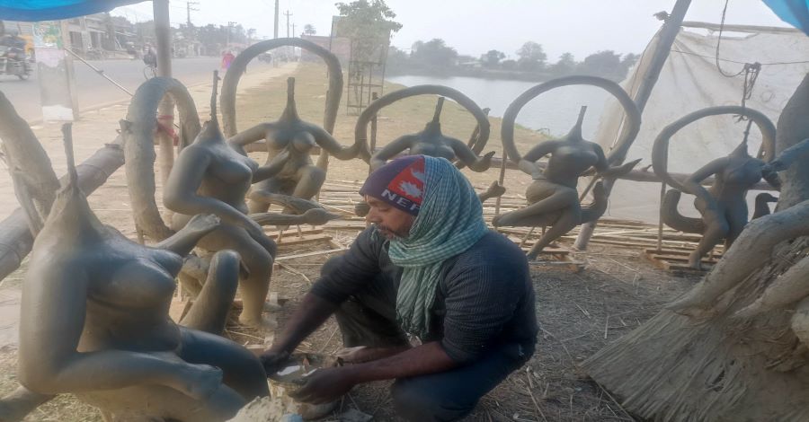 सरस्वती पूजाको दिन नजिकिदै गर्दा सरस्वतीको प्रतिमा बनाउन ब्यस्त मूर्तिकार