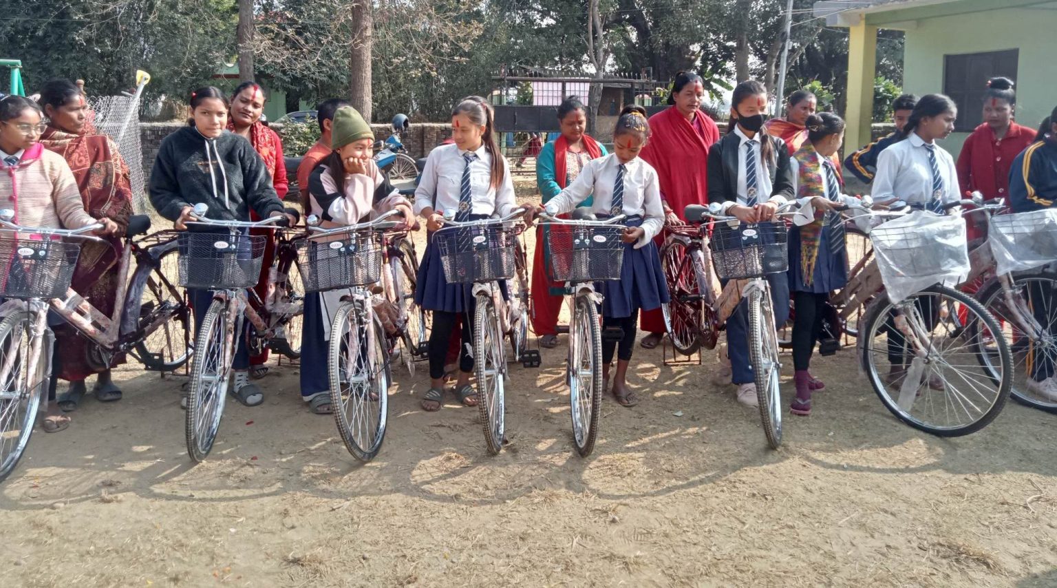 क्रियटिङ पोसिबिलिटिज नेपालद्वारा छात्रालाई साइकल वितरण