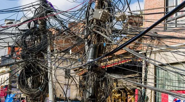 माइतीघर मण्डला र न्यूरोड क्षेत्रका अव्यवस्थित तार हटाउँदै काठमाडौं महानगर