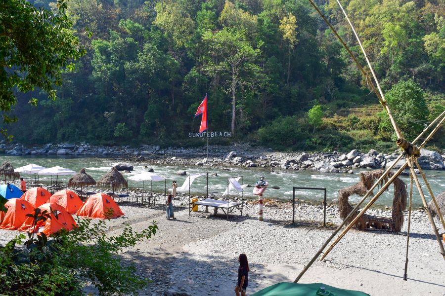 नेपालका नदी किनारमा ‘सि बीच’ को झल्को दिने आधा दर्जन रिसोर्ट खोल्ने व्यवसायी थापा
