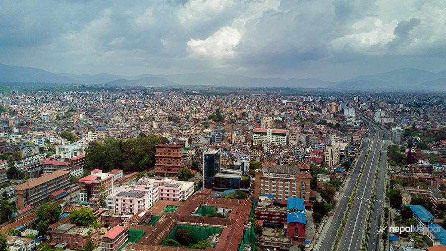 तथ्याङ्कमा काठमाडौं जिल्लाको जनघनत्व र जनसंख्या सबैभन्दा बढी, सबैभन्दा कम कहाँ ?