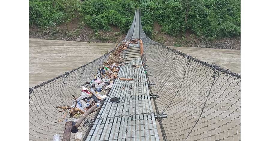 नेपाल–भारत जाेड्ने  झुलाघाट नाका बन्द, झोलुंगे पुल मर्मत सम्भार हुदै