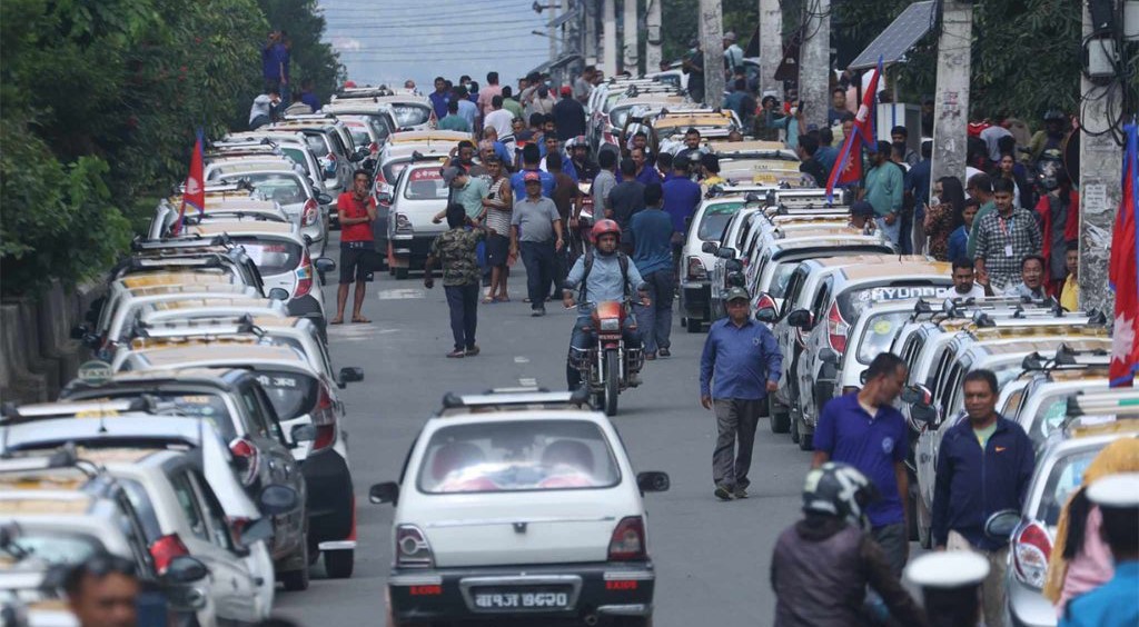 नयाँबानेश्वरस्थित यातायात व्यवस्था विभागअगाडि ट्याक्सी चालकको प्रदर्शन