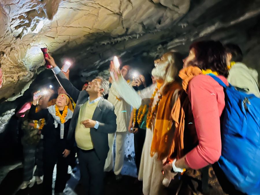 धुर्कोटको ‘विचित्र गुफा’मा पहिलो पटक विदेशी पर्यटक