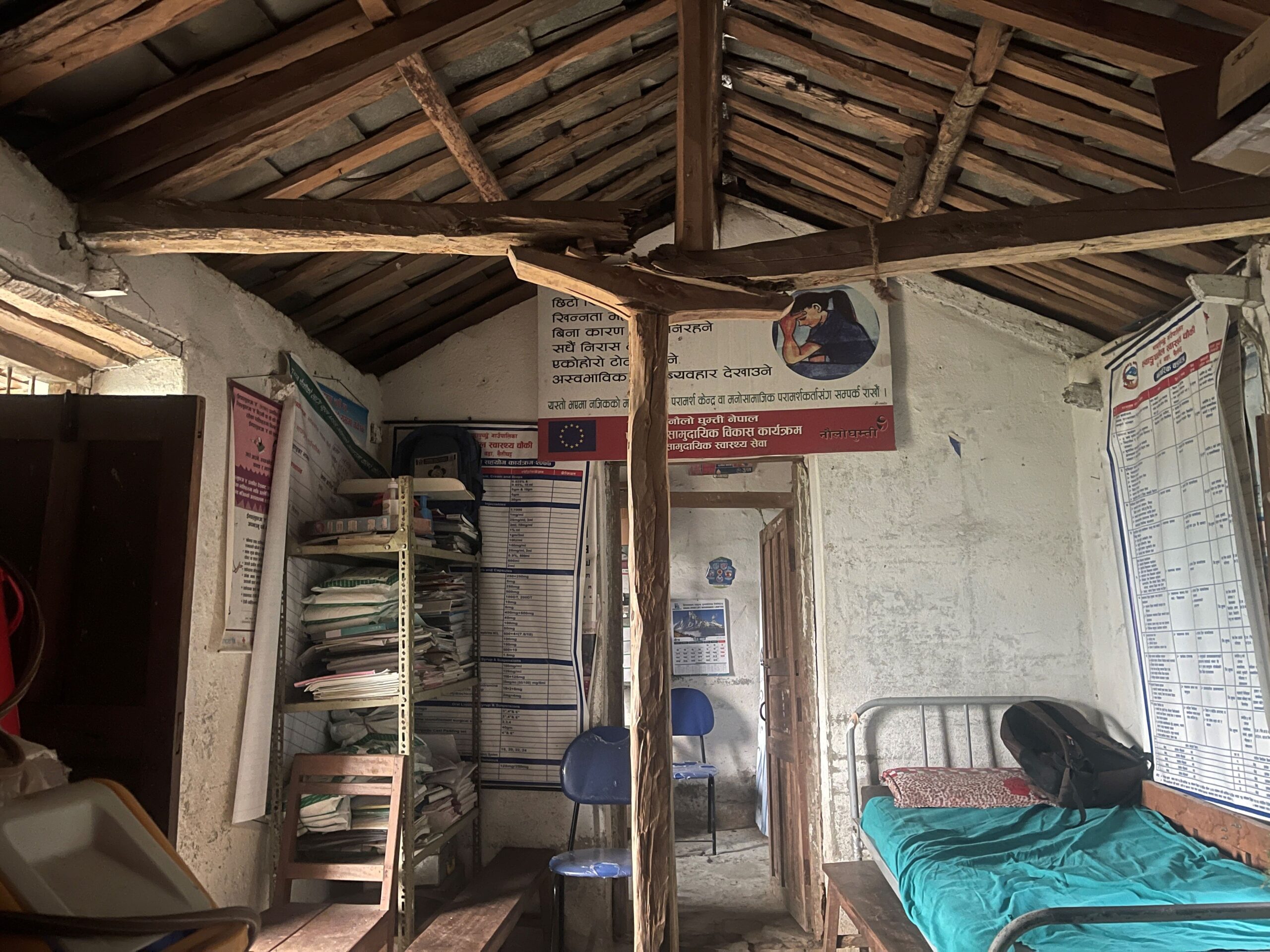 कास्कीमा जीर्ण भवनबाट उपचार, स्वास्थ्य चौकी जादाँ भत्किन्छ भन्ने  चिन्तामा स्थानीय